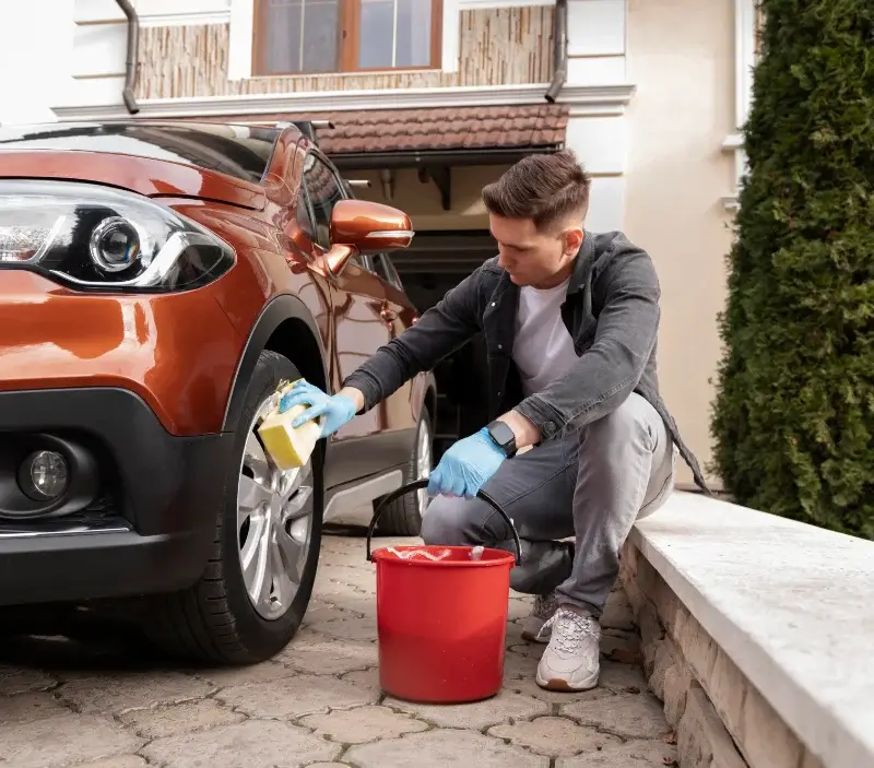 Lavage auto à domicile Saint-Denis-du-Maine : professionnel intervenant sur un véhicule
